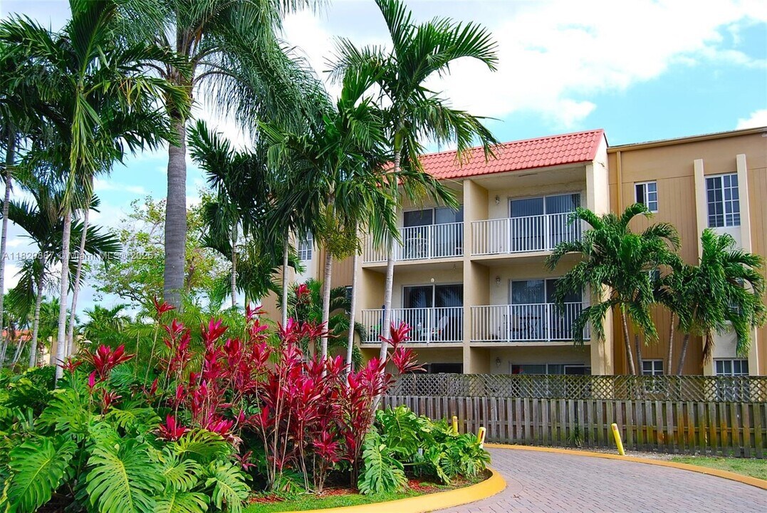 5221 Geneva Ct in Doral, FL - Building Photo