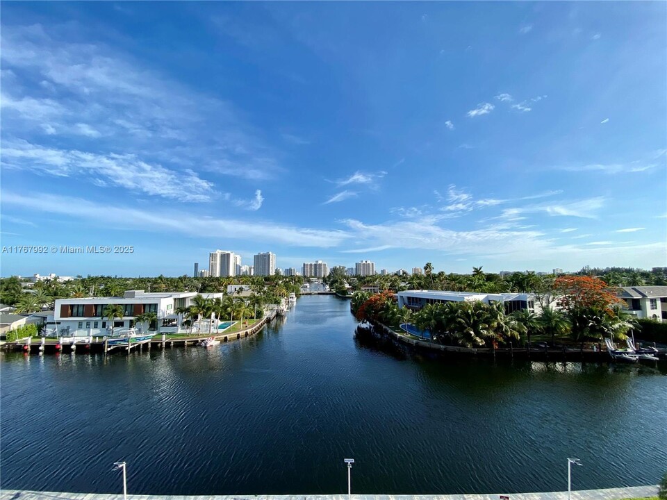 401 Golden Isles Dr in Hallandale Beach, FL - Building Photo