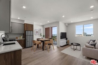 719 S Hoover St in Los Angeles, CA - Building Photo - Building Photo