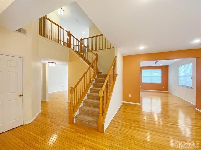 48 Berkshire Way in East Brunswick, NJ - Foto de edificio - Building Photo