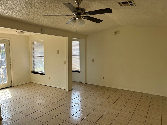 209 Windsor Way in Midwest City, OK - Building Photo - Building Photo