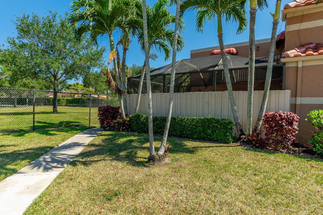 6101 Seven Springs Blvd in Greenacres, FL - Foto de edificio
