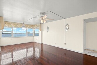 1900 Clifford St, Unit 503 in Ft. Myers, FL - Foto de edificio - Building Photo