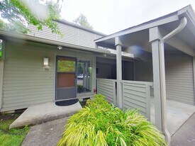 70 Fairway Loop in Eugene, OR - Building Photo