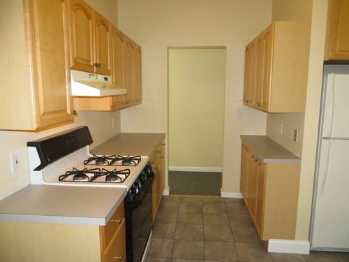 558 Riverside Ave-Unit -1 in Medford, MA - Foto de edificio - Building Photo