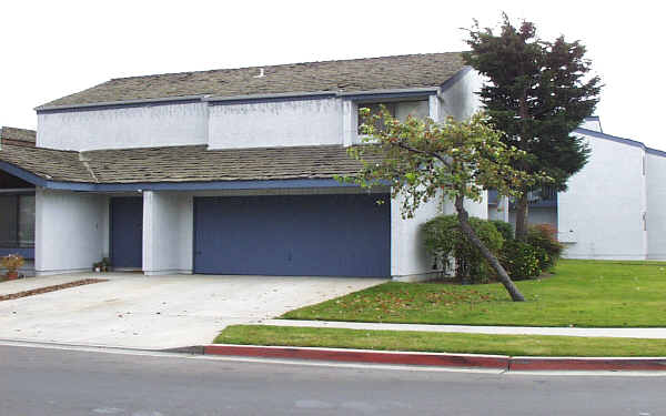 204 Wichita Ave in Huntington Beach, CA - Building Photo