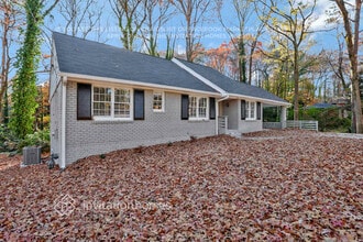 2416 Dodson Dr in Atlanta, GA - Foto de edificio - Building Photo