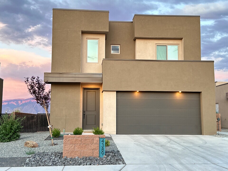 4389 Lauren Lp NE in Rio Rancho, NM - Building Photo