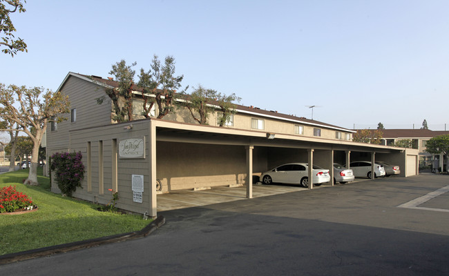 Sea Wind Apartments in Costa Mesa, CA - Building Photo - Building Photo