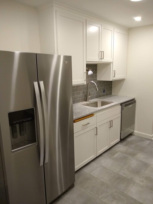8635 W Center St, Unit 2 in Milwaukee, WI - Foto de edificio - Building Photo