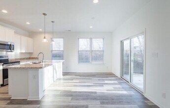 8060 Clarks Creek Ct in Avon, IN - Building Photo - Building Photo