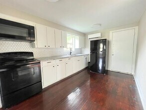 1811 Pine Ave in Bay City, TX - Building Photo - Building Photo