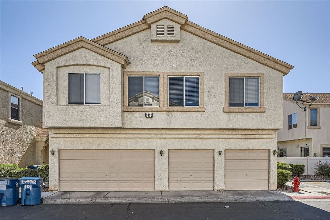 5992 Trickling Descent St in Henderson, NV - Foto de edificio