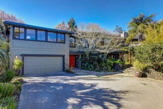 22 Hillcrest Rd in Tiburon, CA - Building Photo - Building Photo