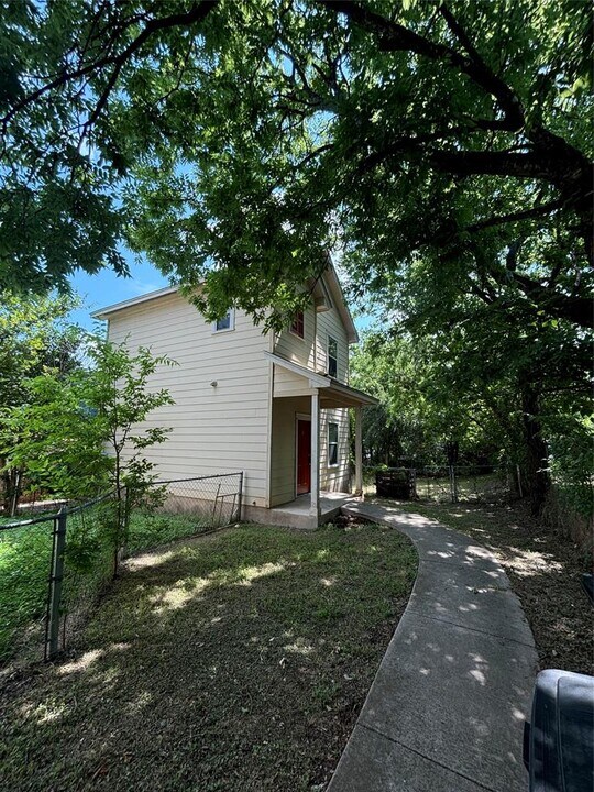 1703 Deloney St in Austin, TX - Building Photo