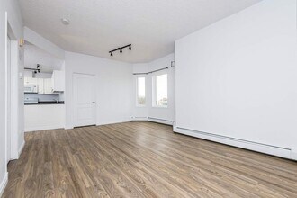 Grand Central Manor II in Edmonton, AB - Building Photo - Building Photo