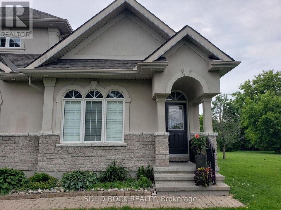5622 Carrison Dr in Ottawa, ON - Building Photo