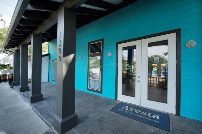Icon Apartments in San Antonio, TX - Building Photo - Building Photo