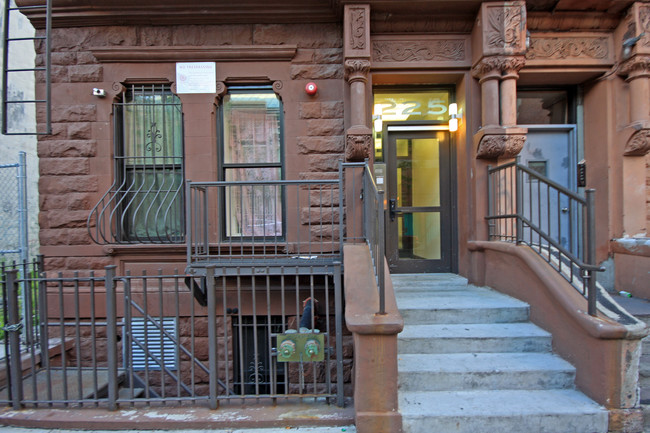 225 W 115th St in New York, NY - Foto de edificio - Building Photo