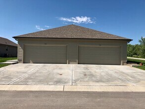 550 SE Maple Dr in Blue Springs, MO - Building Photo - Building Photo