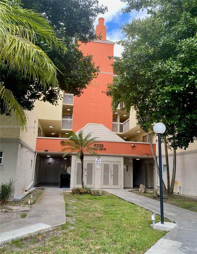 8333 Lake Dr in Doral, FL - Building Photo - Building Photo