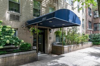 225 E 76th St in New York, NY - Foto de edificio - Building Photo