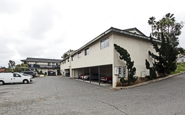 136 S Tulip St in Escondido, CA - Foto de edificio - Building Photo