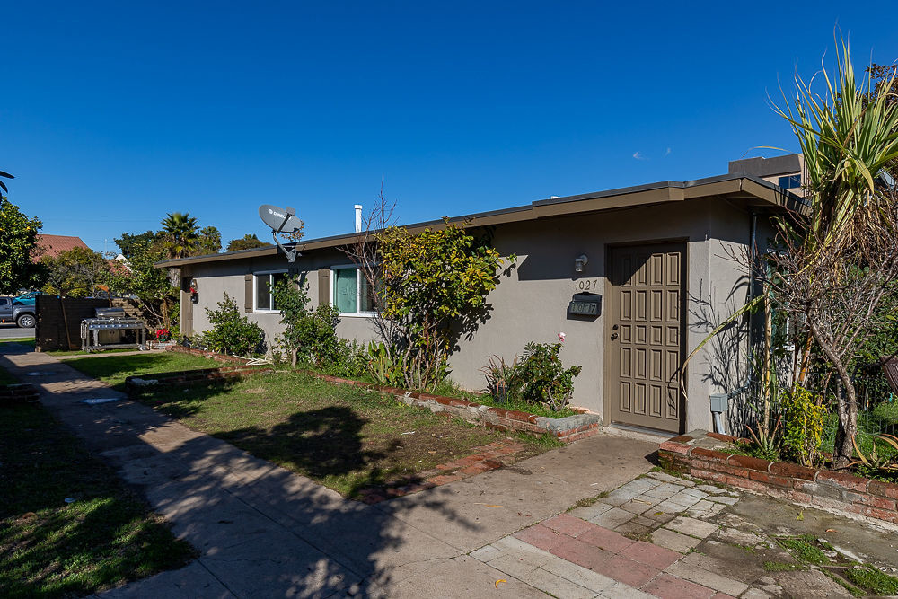 1017 E Pennsylvania Ave in Escondido, CA - Building Photo