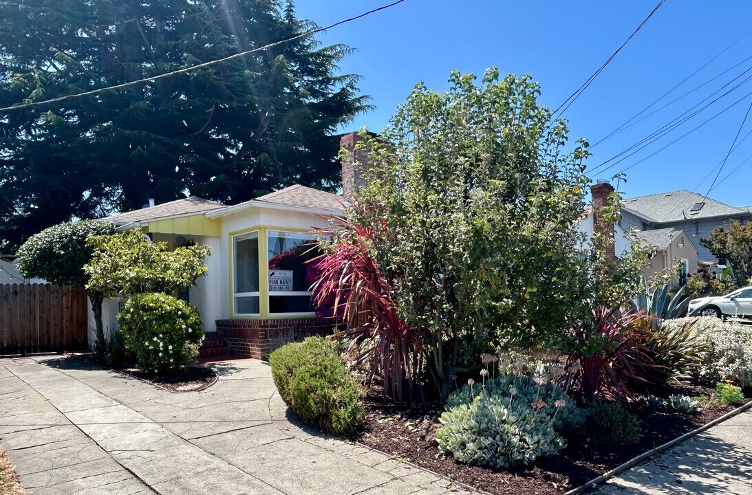 133 Harlan St in San Leandro, CA - Building Photo