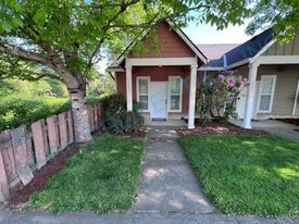 2833 NE Division St in Gresham, OR - Building Photo