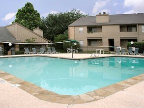Cedar Bend Apartments in Arlington, TX - Foto de edificio - Building Photo