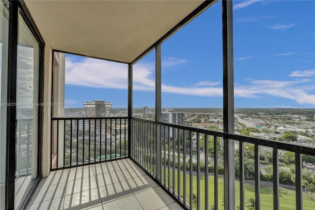 20335 W Country Club Dr in Aventura, FL - Building Photo - Building Photo