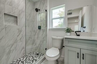 1101 Clayton Ln in Austin, TX - Foto de edificio - Building Photo