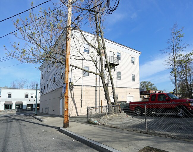 728 Moody St in Waltham, MA - Foto de edificio - Building Photo