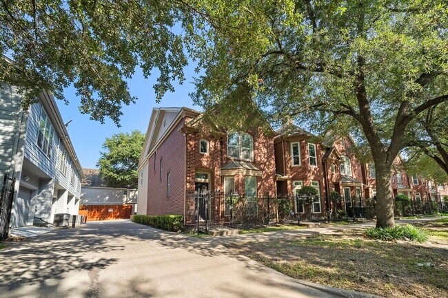 90 McGowen St in Houston, TX - Building Photo - Building Photo