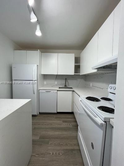 20500 W Country Club Dr in Miami, FL - Building Photo - Building Photo