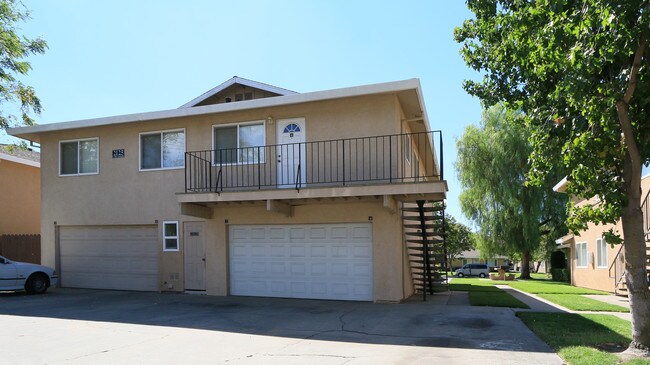2125 Chrysler Dr in Modesto, CA - Foto de edificio - Building Photo