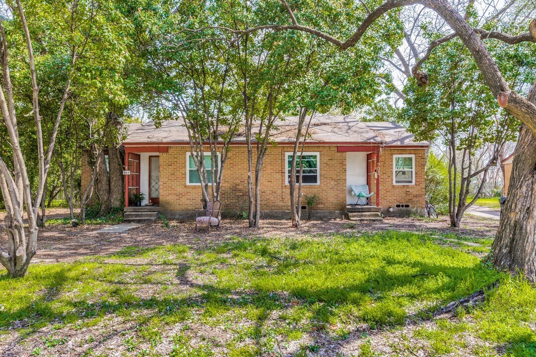 902 Denton St in Denton, TX - Building Photo