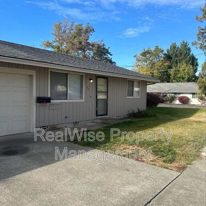 717 NW B St in Grants Pass, OR - Foto de edificio