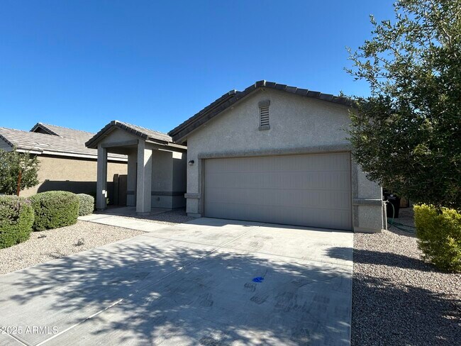 6524 W Magdalena Ln in Phoenix, AZ - Building Photo - Building Photo
