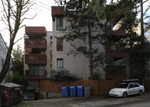 Hillman Court in Vancouver, BC - Building Photo - Building Photo