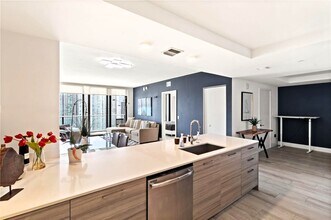 121 NE 34th St, Unit 2807 in Miami, FL - Foto de edificio - Building Photo