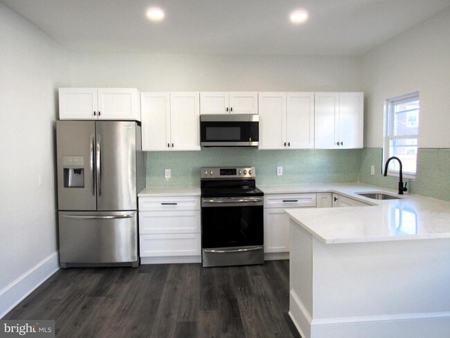 704 Oak Ln in Philadelphia, PA - Building Photo - Building Photo