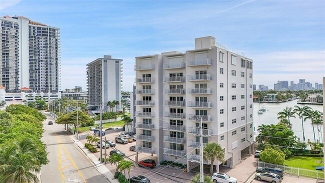 95 N Birch Rd, Unit 302 in Fort Lauderdale, FL - Building Photo - Building Photo
