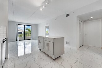 250 W Hidden Valley Blvd in Boca Raton, FL - Building Photo - Building Photo