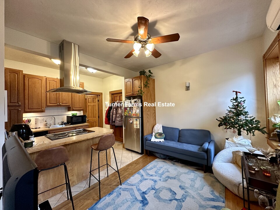 87 Myrtle St, Unit 7 in Boston, MA - Building Photo