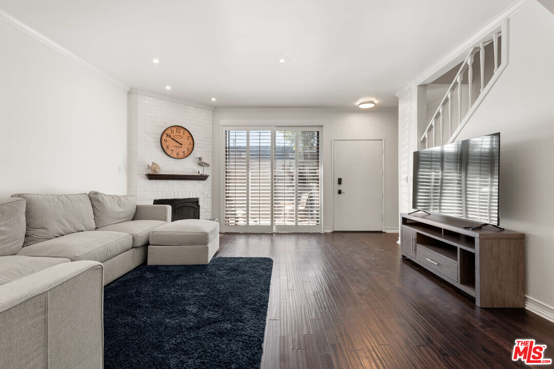 8156 Manitoba St in Los Angeles, CA - Building Photo