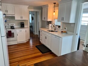 2 East St, Unit B in Hadley, MA - Foto de edificio - Building Photo