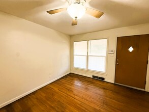 1114 S Waverly St in Wichita, KS - Foto de edificio - Building Photo