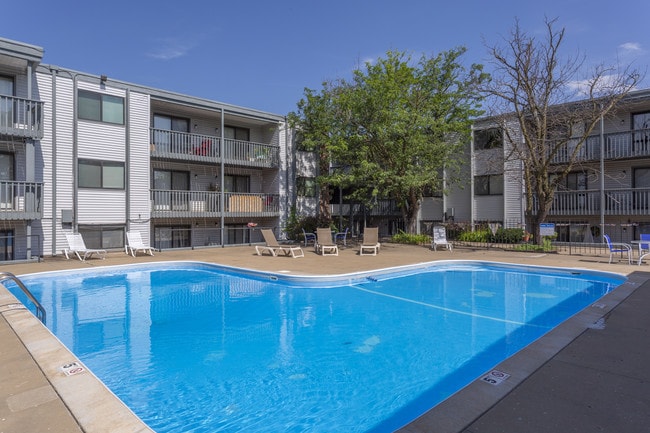 University Heights Apartments in Topeka, KS - Foto de edificio - Building Photo